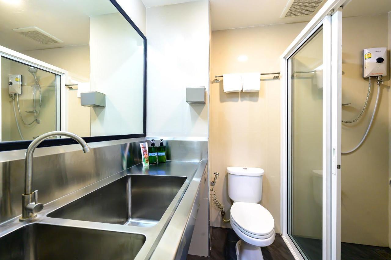 The Living Block Hotel Банкок Екстериор снимка