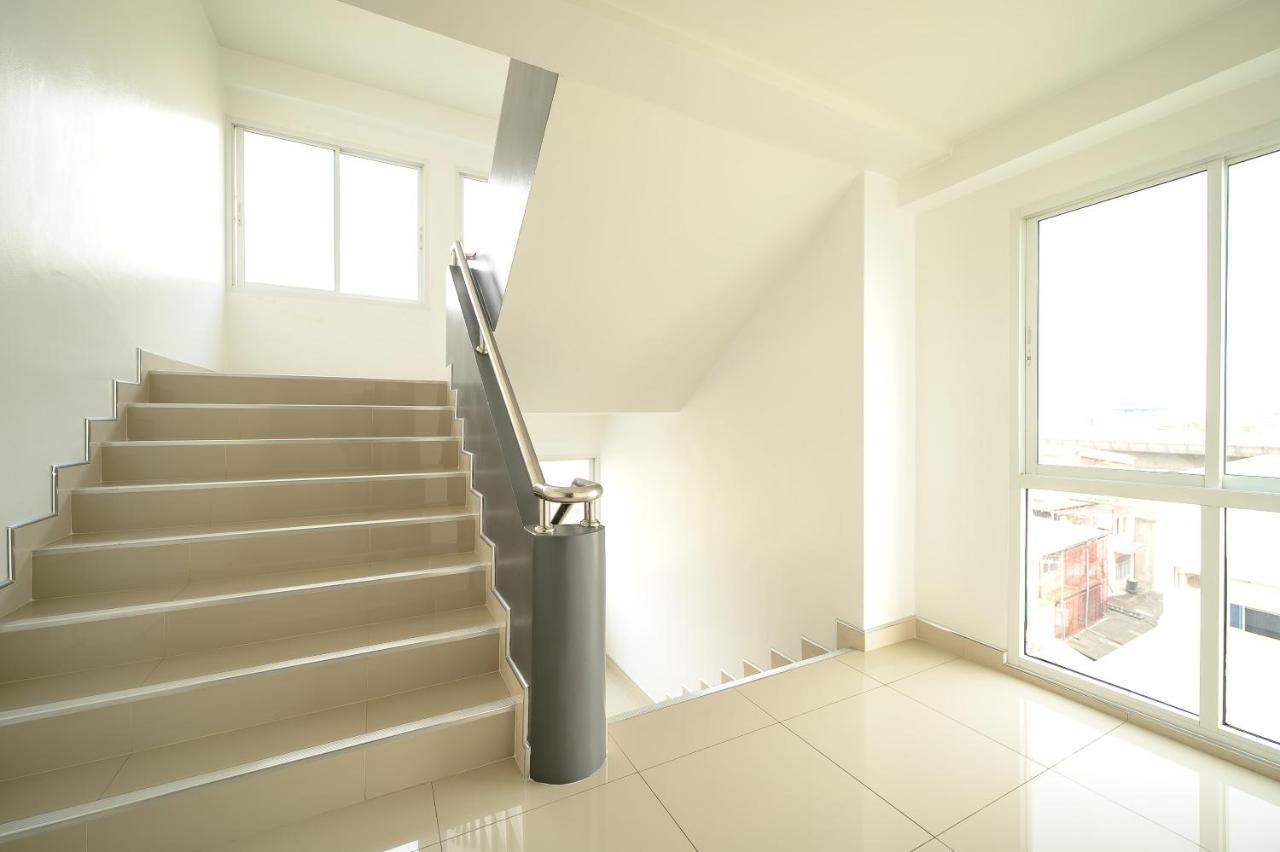 The Living Block Hotel Банкок Екстериор снимка