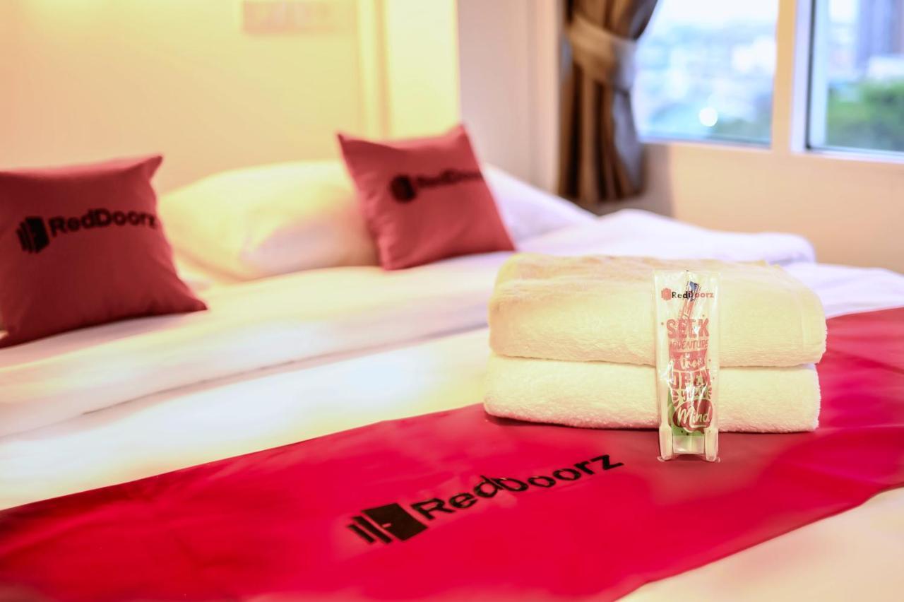 The Living Block Hotel Банкок Екстериор снимка